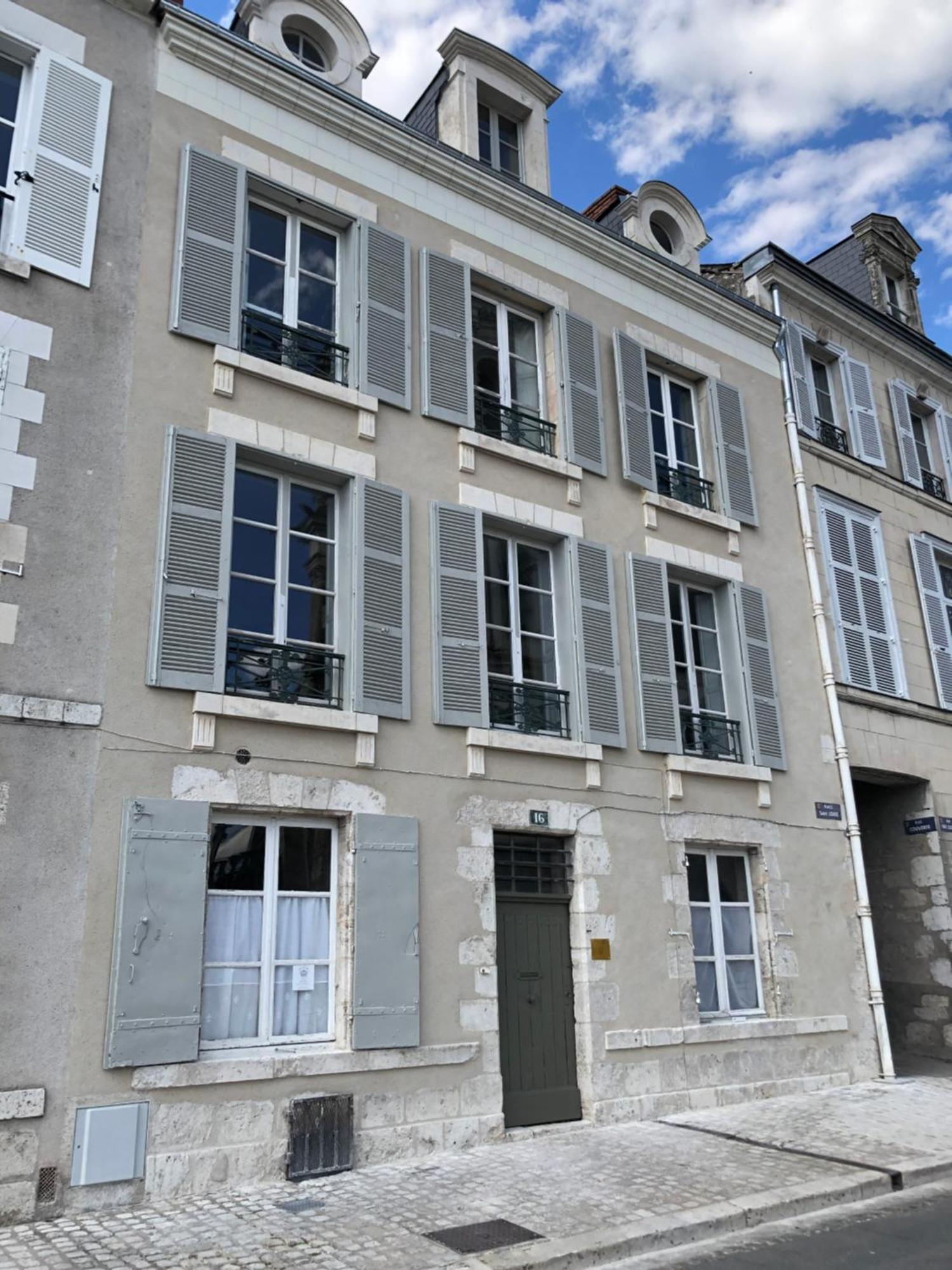 Au 16 Place Saint Louis Bed & Breakfast