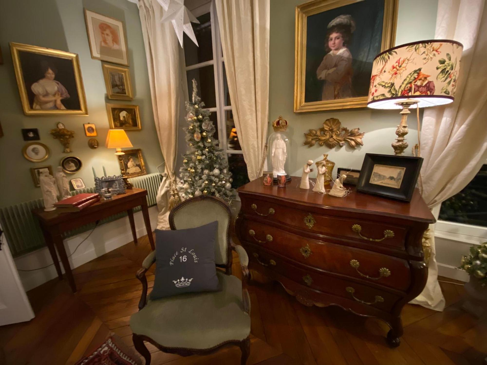 Au 16 Place Saint Louis Bed & Breakfast Blois