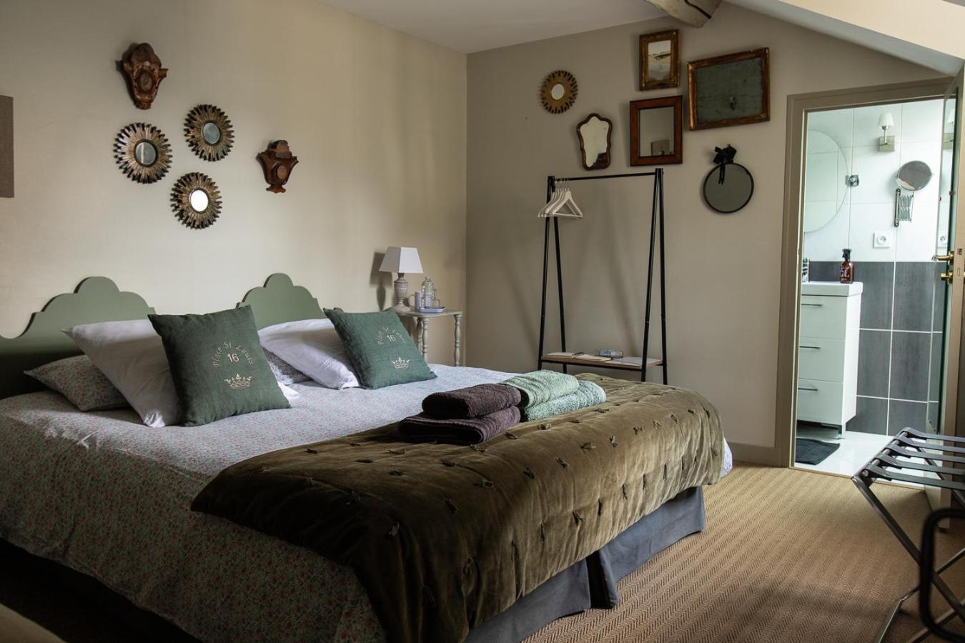 Au 16 Place Saint Louis Bed & Breakfast *