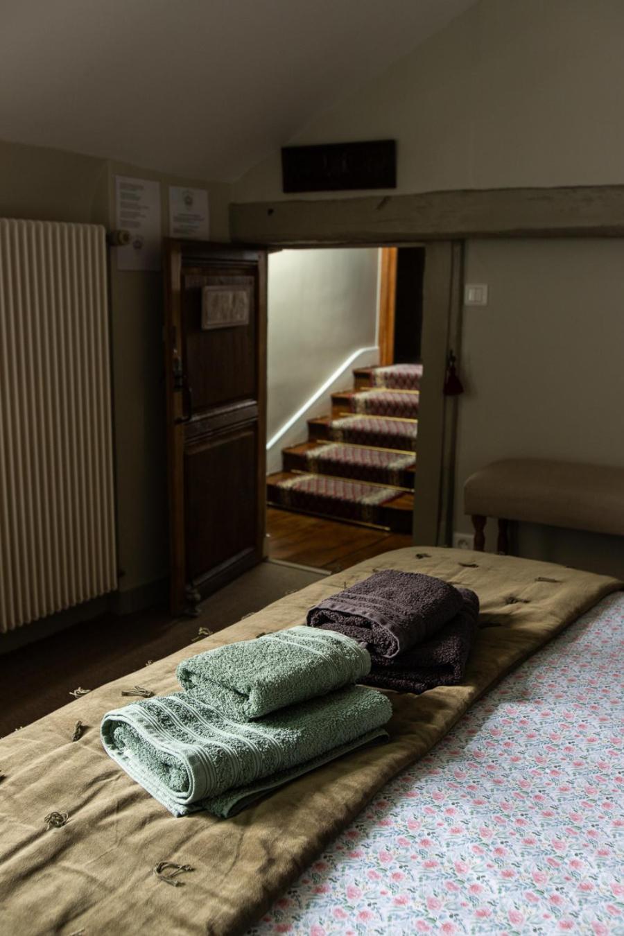 Au 16 Place Saint Louis Bed & Breakfast *