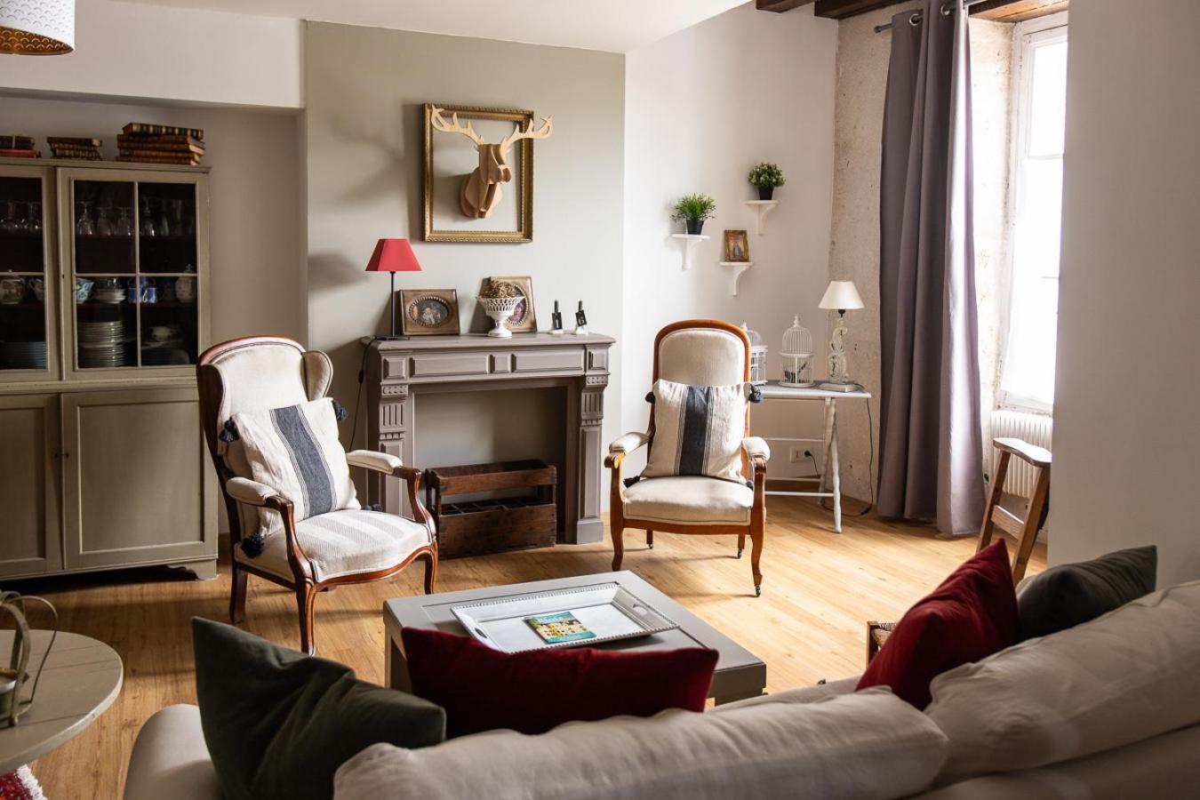 Au 16 Place Saint Louis Bed & Breakfast
