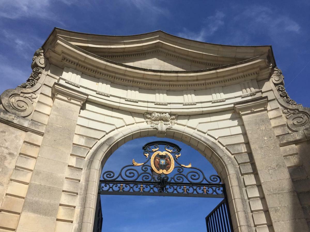 Au 16 Place Saint Louis Bed & Breakfast Blois